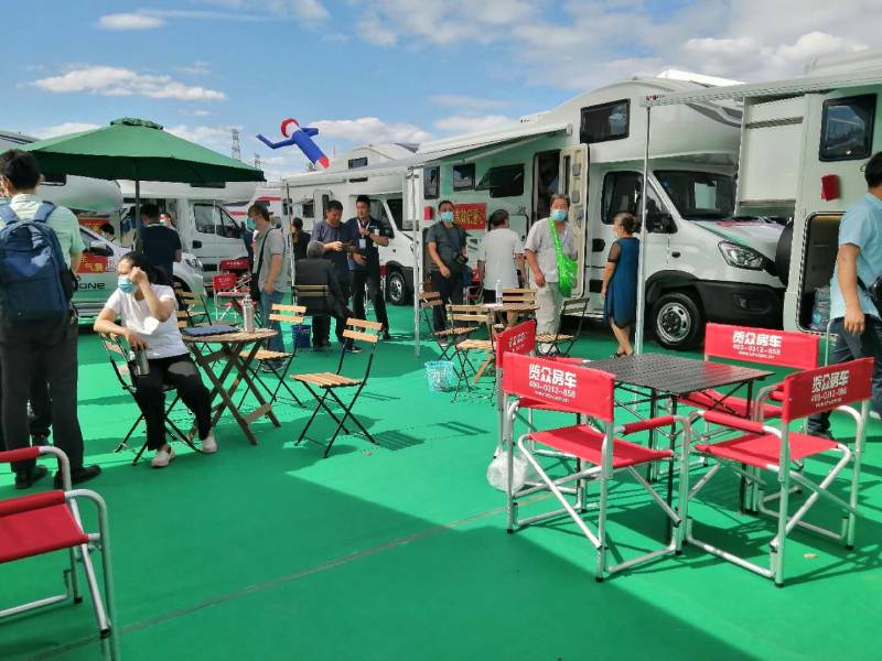 這個(gè)展會(huì)真的太熱鬧了，這么多人定房車