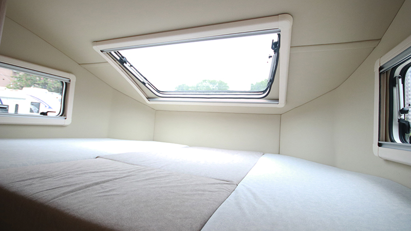 帶老人和孩子出行最合適，還是四驅(qū)房車