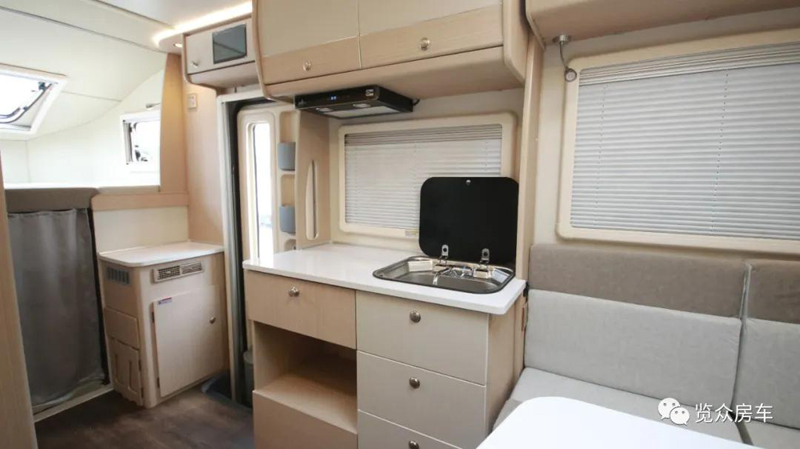 兩張雙人床，使用還方便的房車