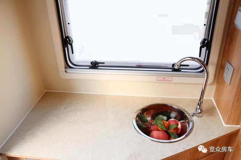 房車還就要選汽油、四驅(qū)、兩米大床