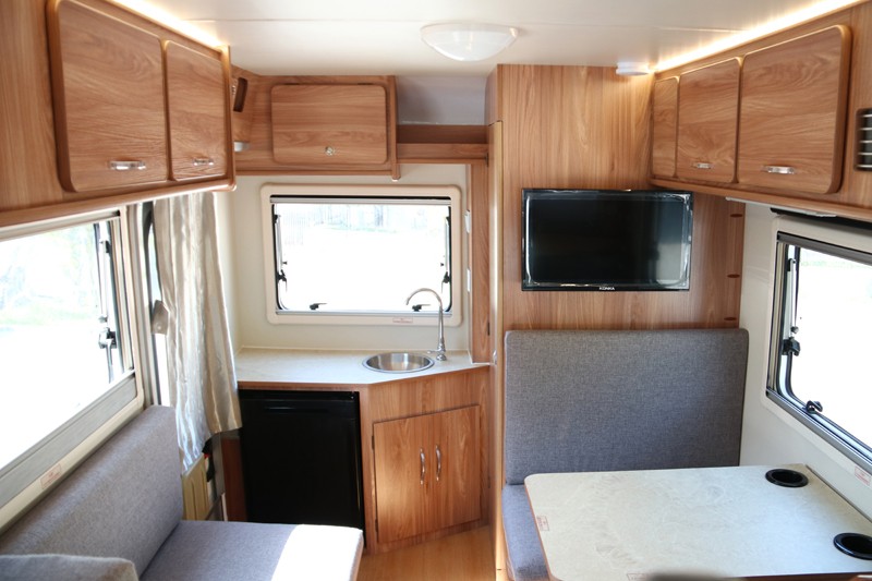 四驅(qū)、兩張超大床人床的房車，看這款