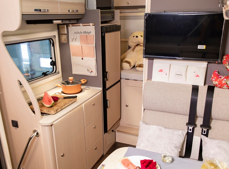 一家四口出行，這款房車非常合適