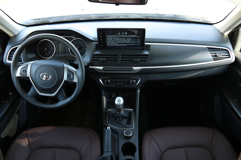 喜歡自駕游，不知道怎么選房車，看看這款四驅(qū)房車