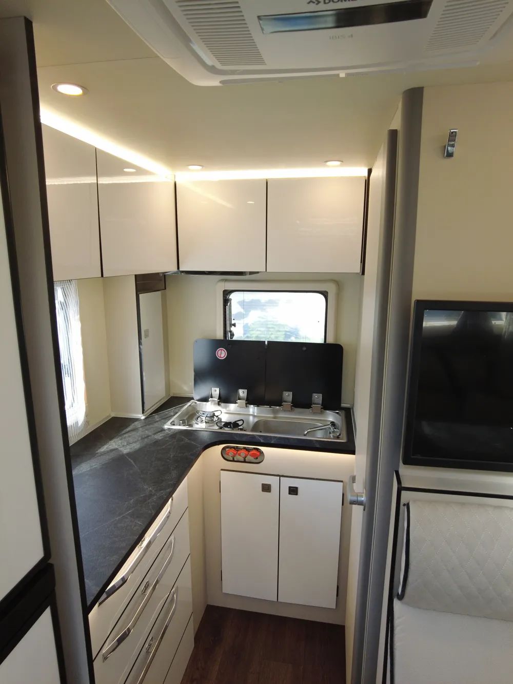 疫情之下，我們?yōu)槭裁催x擇房車出行？