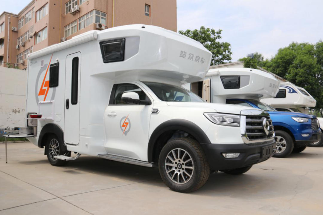 為自由著色！紅、白、藍(lán)、棕，你選哪一種？