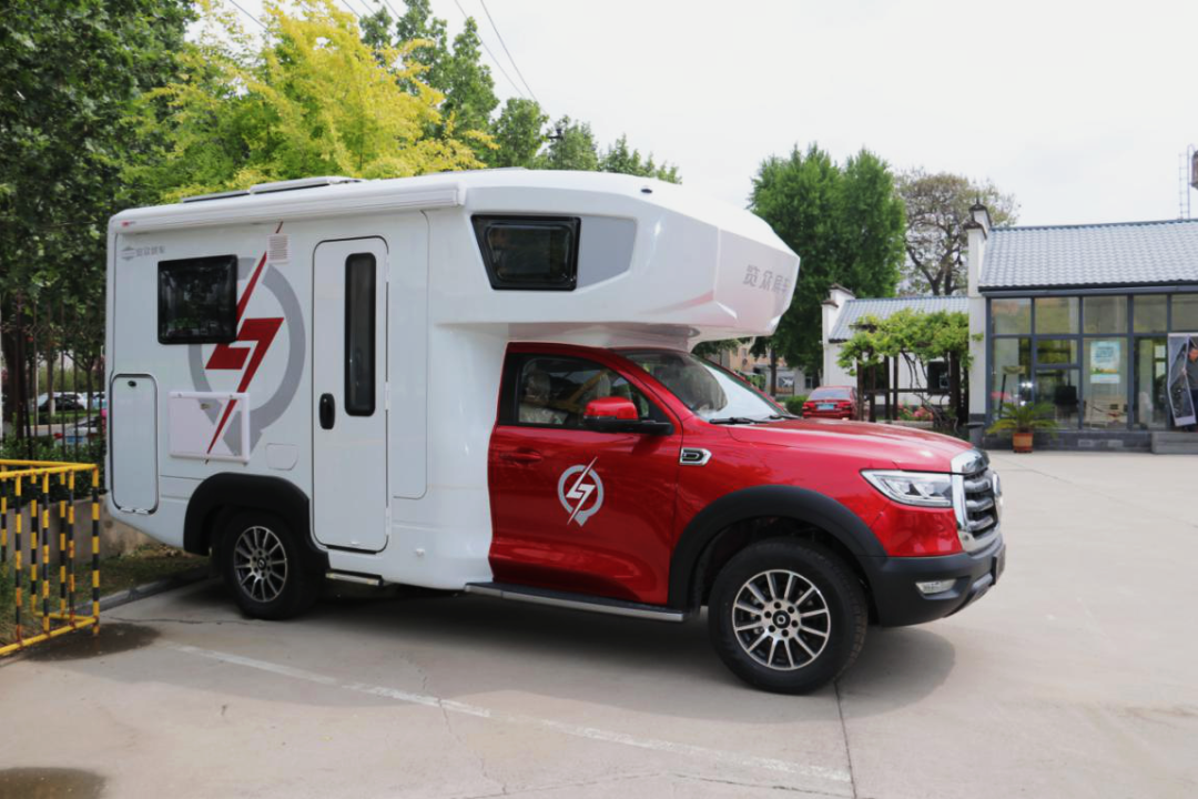 為自由著色！紅、白、藍(lán)、棕，你選哪一種？