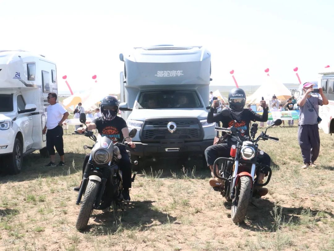 覽眾房車(chē)攜手長(zhǎng)城炮聯(lián)袂出席那達(dá)慕.jpg