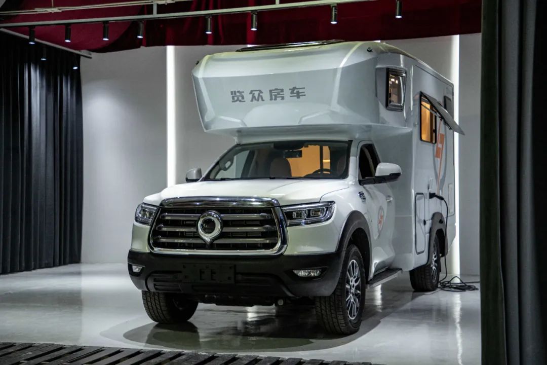 為什么覽眾房車要采用玻璃鋼“三明治”車身結(jié)構(gòu)？