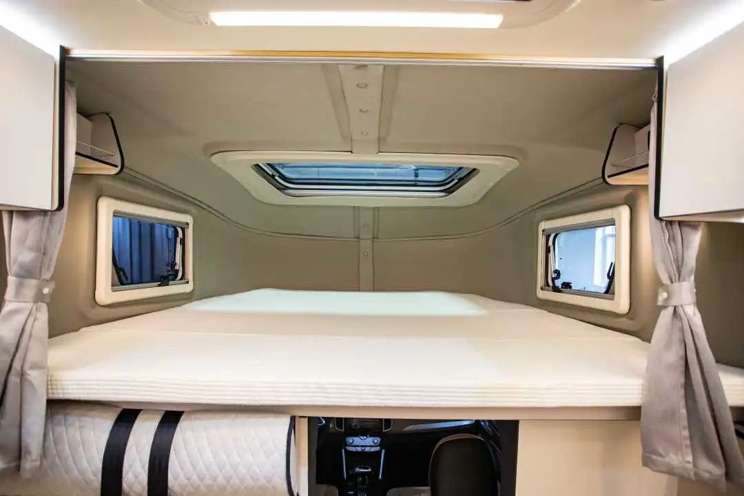 為什么覽眾房車要采用玻璃鋼“三明治”車身結(jié)構(gòu)？