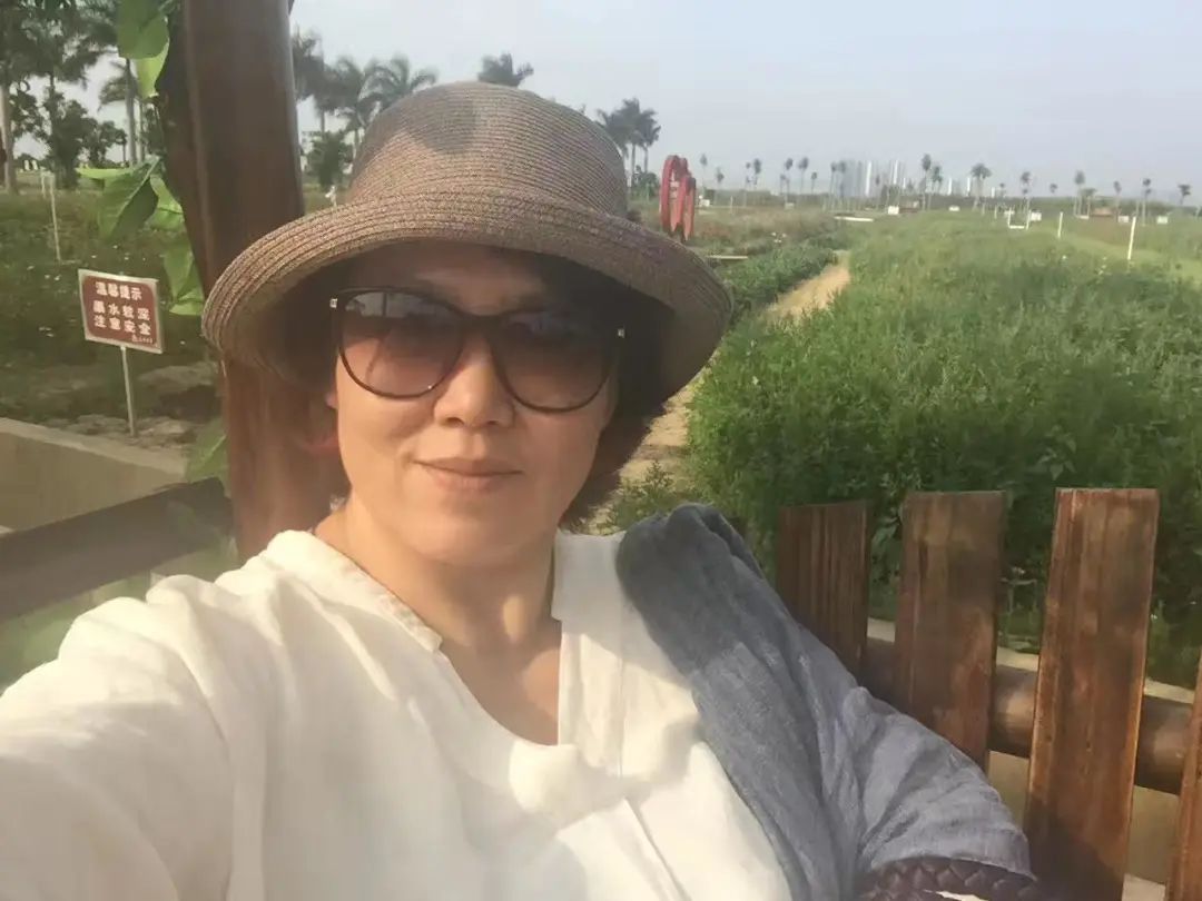 58歲的她，自駕房車旅居，一人兩犬，活成了自己喜歡的樣子