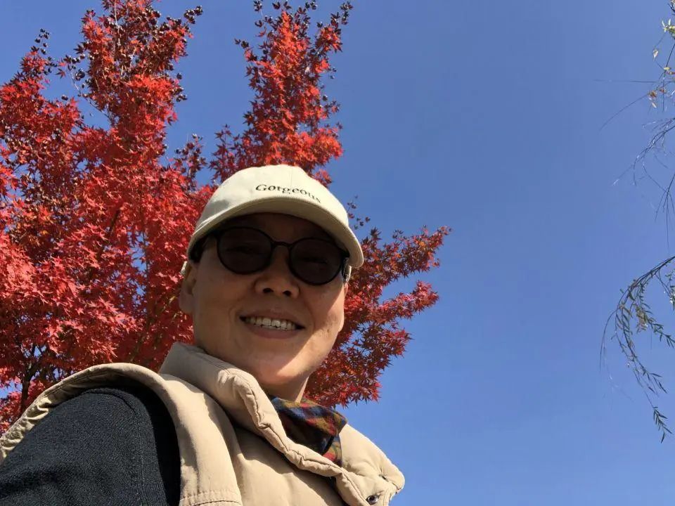 58歲的她，自駕房車旅居，一人兩犬，活成了自己喜歡的樣子