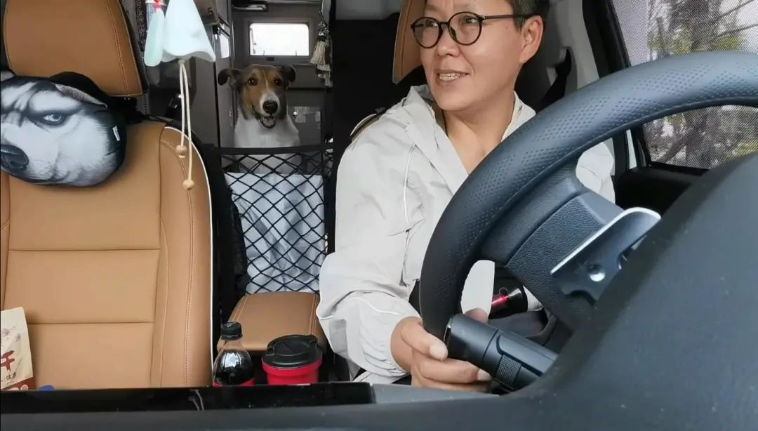 58歲的她，自駕房車旅居，一人兩犬，活成了自己喜歡的樣子