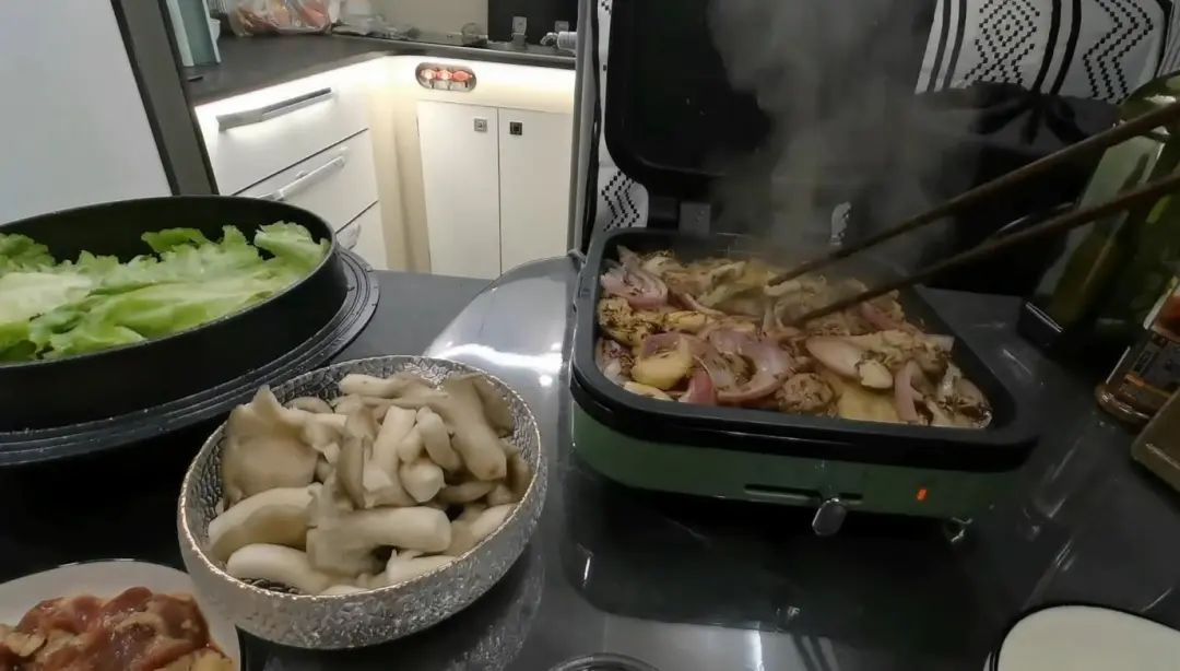 58歲的她，自駕房車旅居，一人兩犬，活成了自己喜歡的樣子