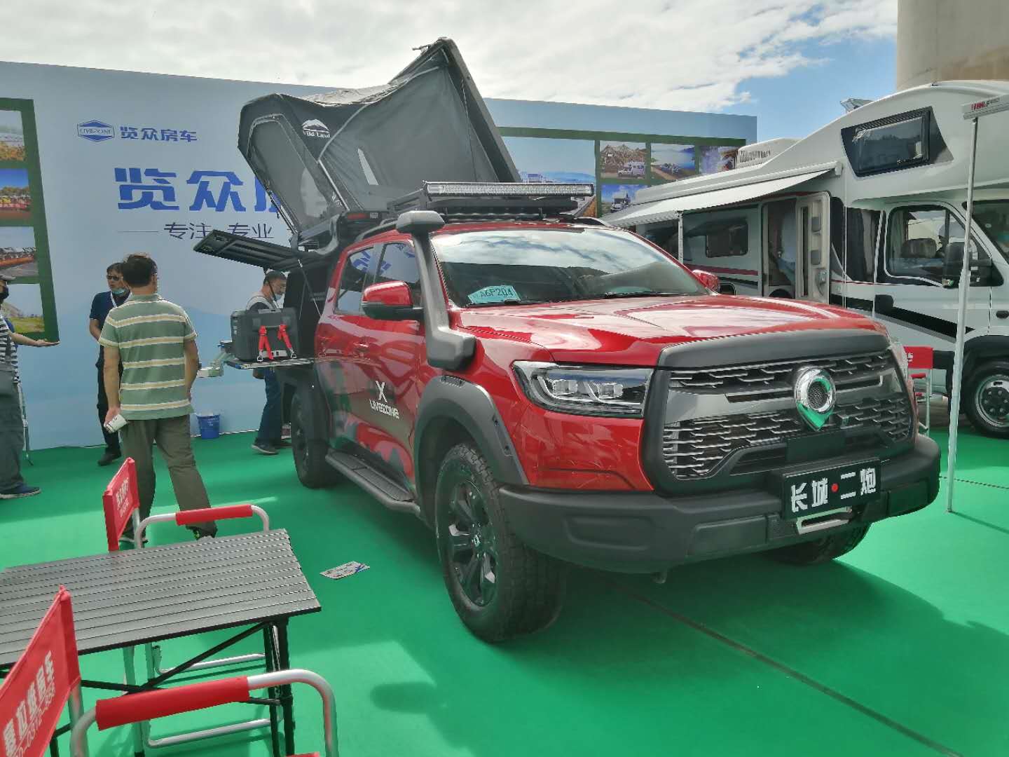 這個展會真的太熱鬧了，這么多人定房車